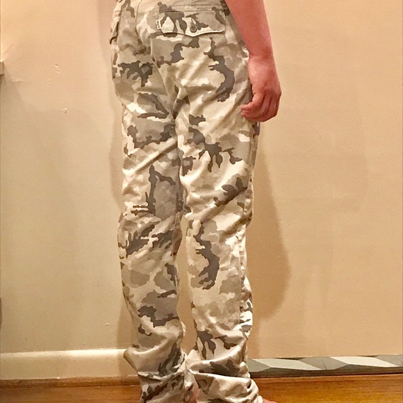 Levi’s White Camo - Picture 4 of 6